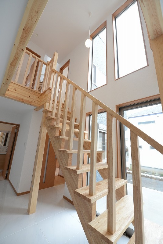 ブログ2022.9　知っておきたい階段の種類と形　木製ストリップ階段